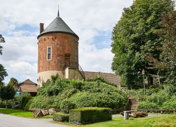 Turm Davensberg, ein breiter Turm aus Backstein und Sandstein.
