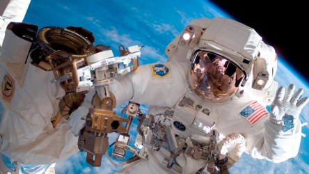 Bild eines amerikanischen Astronauten im Raumfahrt-Anzug.