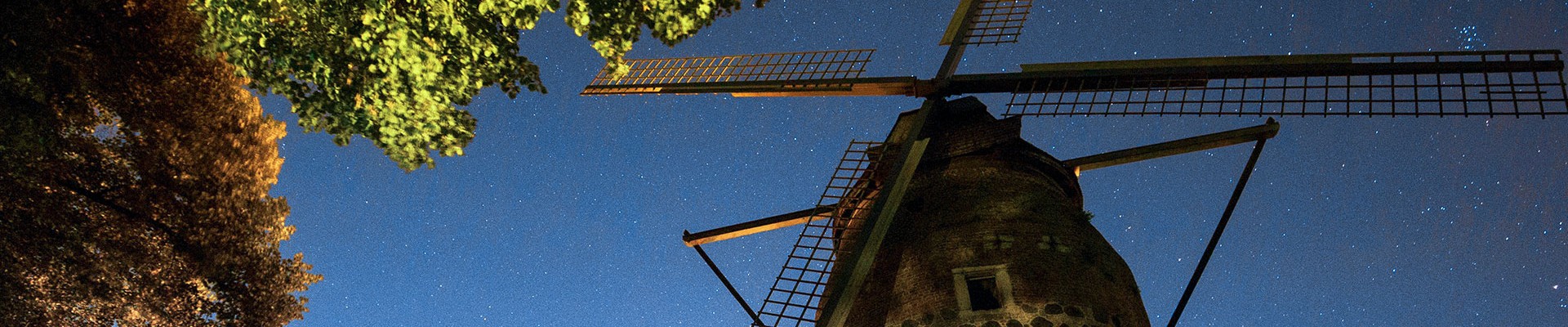 Die historische Mühle der Stadt Zons vor Sternenhimmel.
