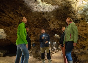 Eine Gruppe bei einer Führung in der Kluterthöhle.