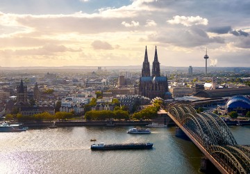 Blick auf den Kölner Dom, die Hohenzollernbrücke und den Rhein von der Aussichtsplattform des KölnTriangles.