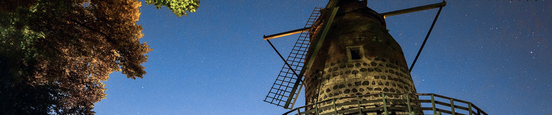 Die historische Mühle der Stadt Zons vor Sternenhimmel.