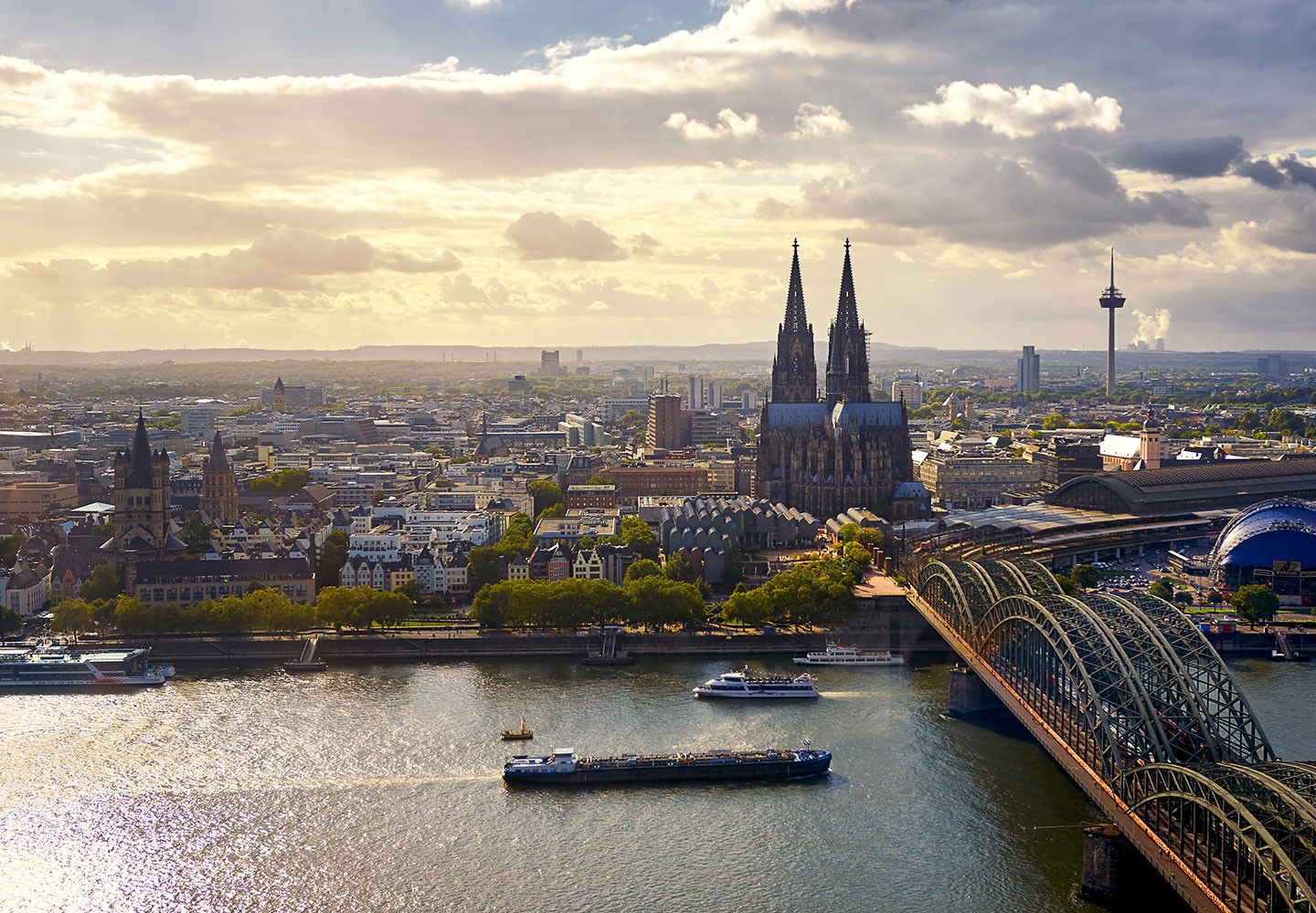 Blick auf den Kölner Dom, die Hohenzollernbrücke und den Rhein von der Aussichtsplattform des KölnTriangles.