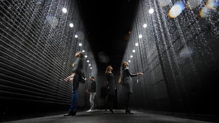 Personen im Reflektierenden Korridor von Künstler Olafur Eliasson.