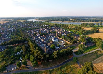 Luftbild der Stadt Zons.