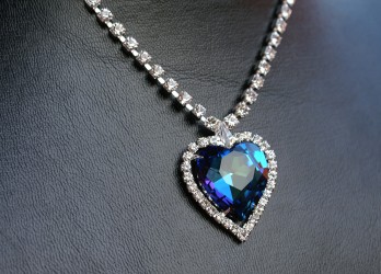 Halskette mit einem herzförmigen blauen Edelstein.