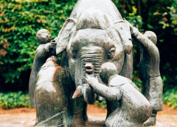 Der Elefantenbrunnen im Blindengarten des Freizeitparks Rheinaue.