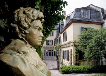 Beethoven-Büste vor dem Gebäude.